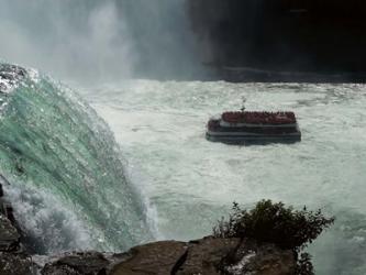 Horn Blower Cruising Below The Falls | Obraz na stenu