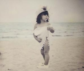 Victorian Beach Baby | Obraz na stenu