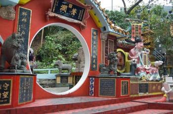 Red Wall with Circle, Goddess of Mercy temple, Repulse Bay, Hong Kong | Obraz na stenu