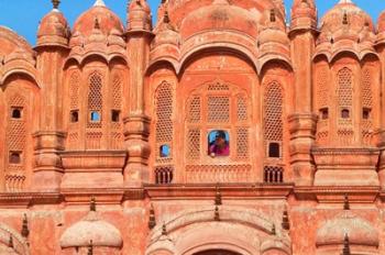 Tourist by Window of Hawa Mahal, Palace of Winds, Jaipur, Rajasthan, India | Obraz na stenu