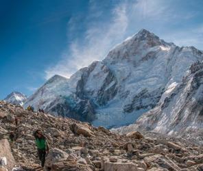 Trekkers and porters on a trail, Khumbu Valley, Nepal | Obraz na stenu