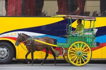 Horse cart walk by colorfully painted bus, Manila, Philippines | Obraz na stenu