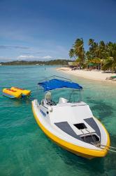 Powerboat and banana boat, Plantation Island Resort, Malolo Lailai Island, Mamanuca Islands, Fiji | Obraz na stenu