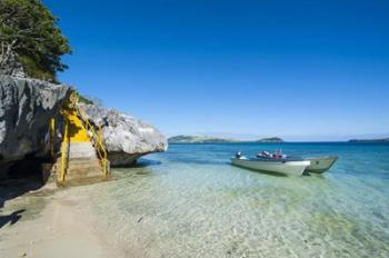 Little motorboats anchoring before the Sawa-I-Lau Caves, Yasawa, Fiji, South Pacific | Obraz na stenu