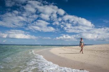 Woman walking on white sand beach of Beachcomber Island, Mamanucas Islands, Fiji | Obraz na stenu