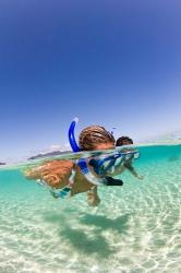 Couple snorkeling near Beqa Lagoon, Beqa Island, Fiji | Obraz na stenu