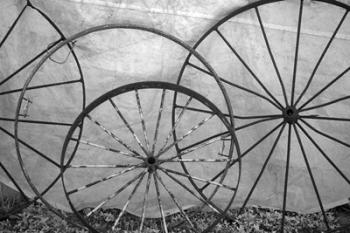 Old Metal Wagon Wheels (BW) | Obraz na stenu