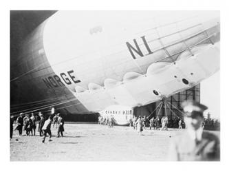 Norge Blimp Leaving Hanger | Obraz na stenu