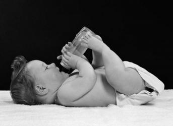 1950s Baby Lying On Back Drinking From Bottle | Obraz na stenu