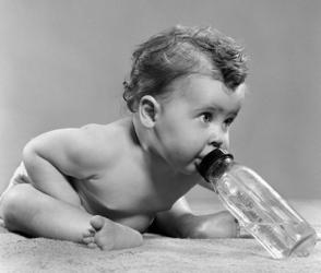 1950s Baby Leaning Forward Drinking From Bottle | Obraz na stenu