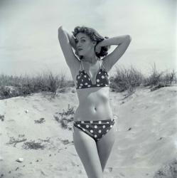 1950s Brunette Beauty In Polka Dot Bikini Standing In Sand | Obraz na stenu