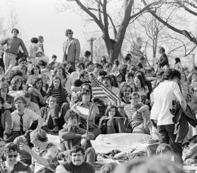 1970s April 22 1970 Crowd Attending The First Earth Day | Obraz na stenu